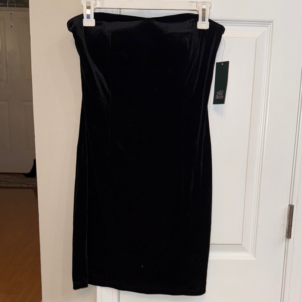 Elegant Black Strapless Velvet Dress